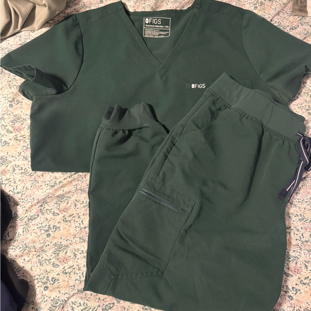 FIGS Hunter Green Scrub Set